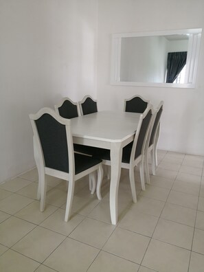 Appartement Confort, plusieurs lits, accessible aux personnes à mobilité réduite, non-fumeurs | Restauration dans la chambre