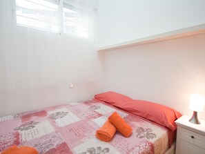 2 habitaciones, tabla de planchar con plancha, cuna de viaje y internet 