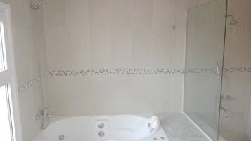 Deluxe Room, 1 King Bed, Non Smoking, Private Bathroom | Jetted bathtub