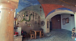 Outdoor dining - Sun, history and views of Lake Iseo (Riva di Solto)
