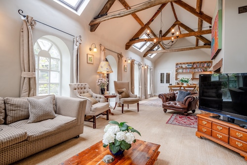 Luxury 6 Bed House, Hot Tub, Games Room and in Walking Distance  to Village Pub 