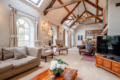 Luxury 6 Bed House, Hot Tub, Games Room and in Walking Distance  to Village Pub 