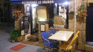 A restaurant named 'RESTAURANT LE VAUBAN' with outdoor seating, a stone wall, and hanging flower baskets. - Apartment/ flat - Concarneau (Concarneau)
