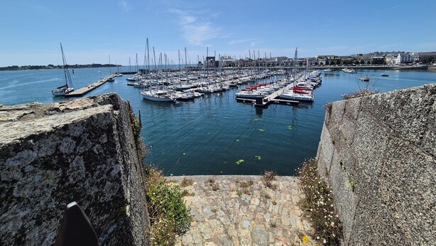 A marina with numerous boats docked, a clear sky, and a stone wall in the foreground. - Apartment/ flat - Concarneau (Concarneau)
