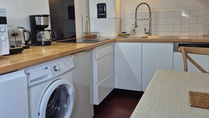 A compact kitchen with a washing machine, a coffee maker, and a built-in oven. - Apartment/ flat - Concarneau (Concarneau)