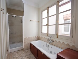 Badewanne, Haartrockner, Bademäntel, Handtücher
