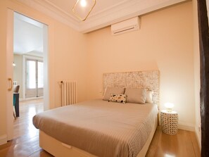 3 bedrooms, iron/ironing board, internet, bed sheets