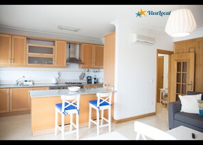 Fridge, microwave, oven, stovetop - Rotunda da Marina Apartment - Viva Local (Praia da Rocha - Portimão)
