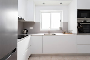 Wasserkocher mit Kaffee-/Teezubehör, Kühlschrank, Mikrowelle, Ofen