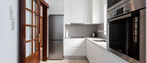 Coffee/tea maker, fridge, microwave, oven