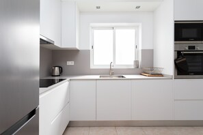 Fridge, microwave, oven, stovetop - Rooms & Suites Terrace 3A - Luxury apartment near El Charco San Ginés (Arrecife)