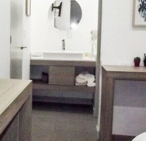 Shower, rainfall showerhead, free toiletries, hair dryer