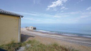 A coastal building with a sandy beach and the sea in the background. - 4 bedroom beautiful home in Frøstrup (Frøstrup)