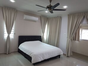 Family House, Berbilang Katil, Non Smoking | 4 bilik tidur, peralatan tempat tidur premium, meja 