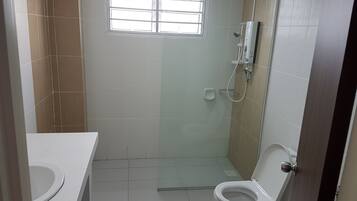 Pancuran mandi, pengering rambut, bidet, tuala disediakan