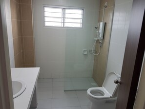 Dutxa, assecador de cabells, bidet i tovalloles 