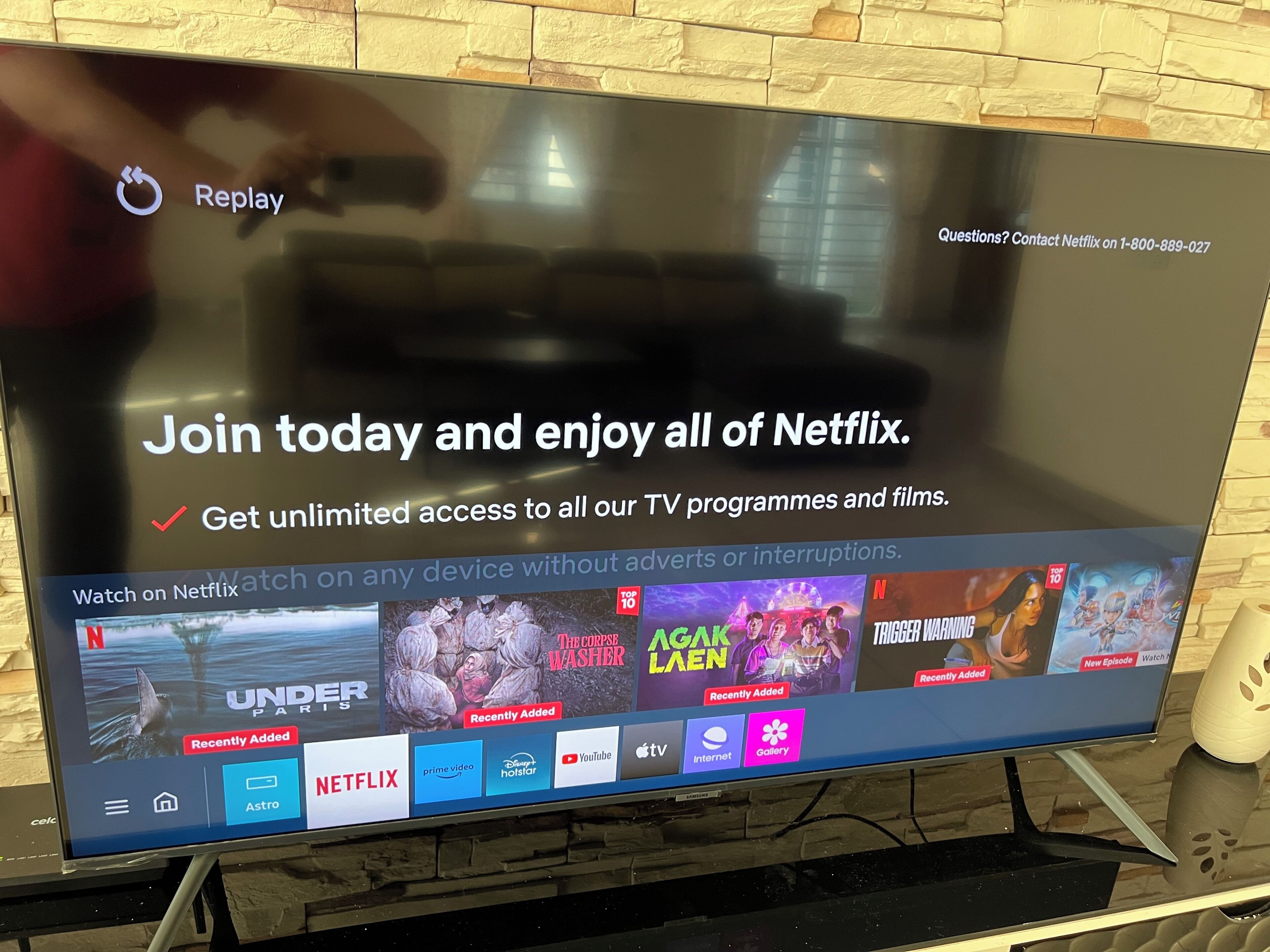 Una pantalla de televisión mostrando la interfaz de Netflix, con opciones para ver en cualquier dispositivo sin anuncios ni interrupciones.