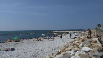 Una spiaggia nelle vicinanze