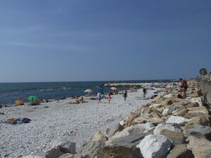 Una spiaggia nelle vicinanze