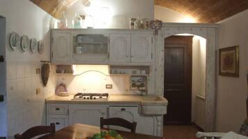 Frigorifero, microonde, lavastoviglie, macchina per tè/caffè