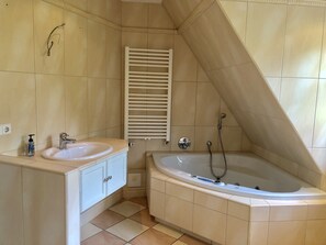 Une salle de bain avec un lavabo, un meuble-lavabo et une baignoire.