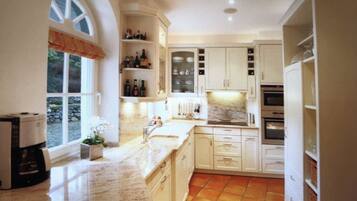 Micro-ondes, lave-vaisselle, cafetiĂšre/bouilloire