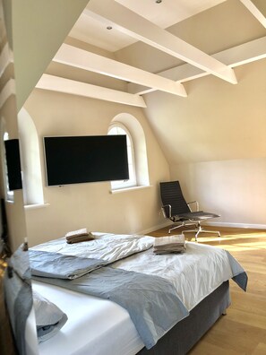 4 bedrooms, iron/ironing board, internet, bed sheets