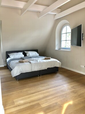 4 bedrooms, iron/ironing board, internet, bed sheets