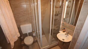 Dusche, Haartrockner, HandtĂŒcher, Seife