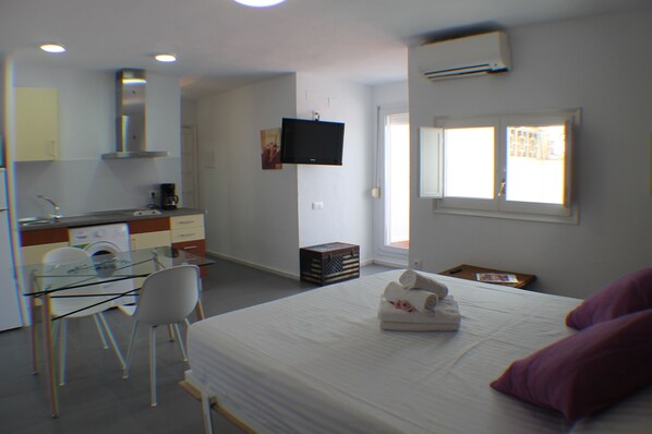 Iron/ironing board, WiFi, bed sheets