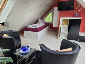 1 Schlafzimmer, Schreibtisch, schallisolierte Zimmer