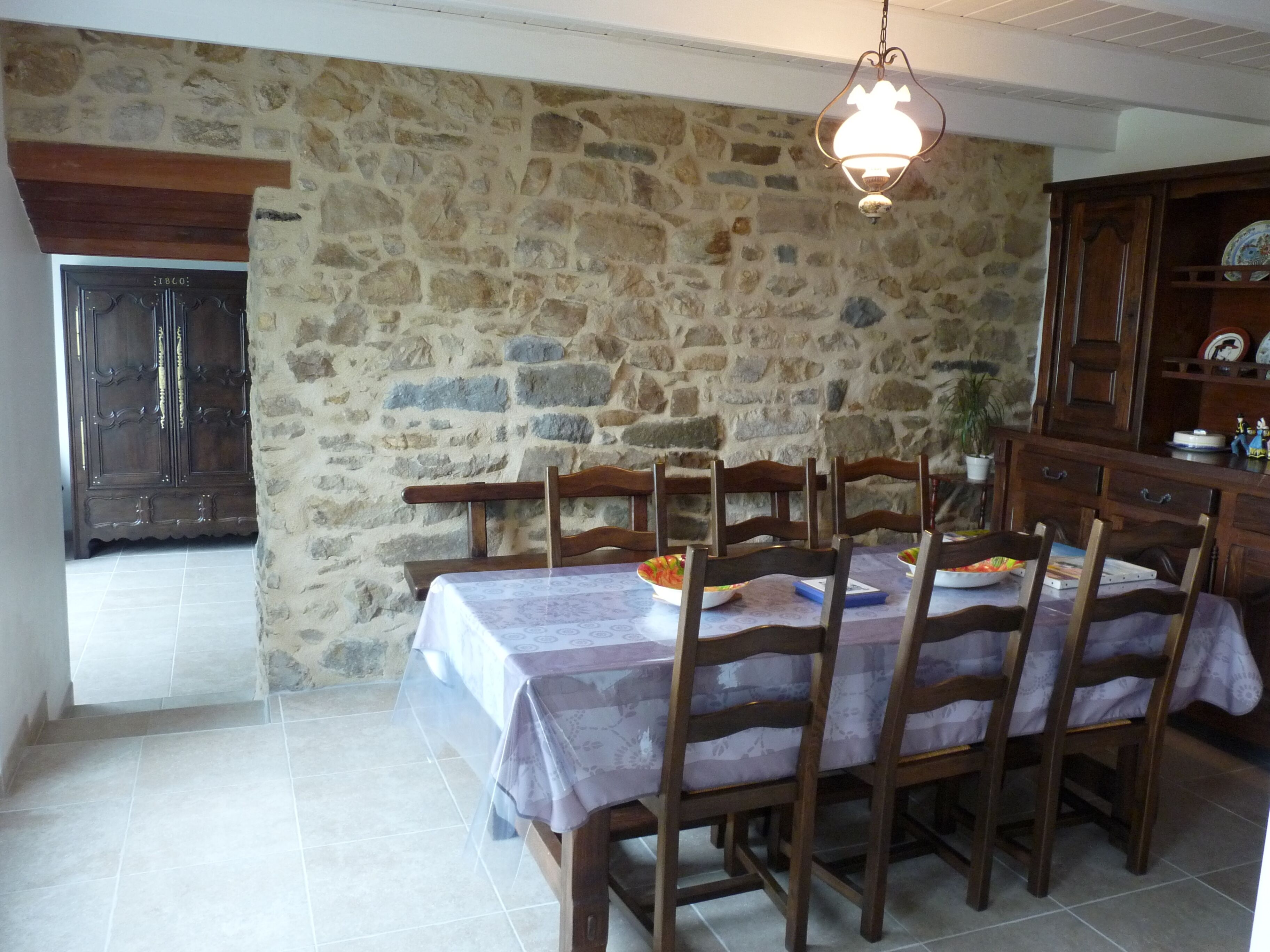 la salle à manger communique avec le salon.