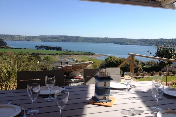 une Superbe vue mer; en arrière plan la presqu'île de Crozon et le Ménez-Hom