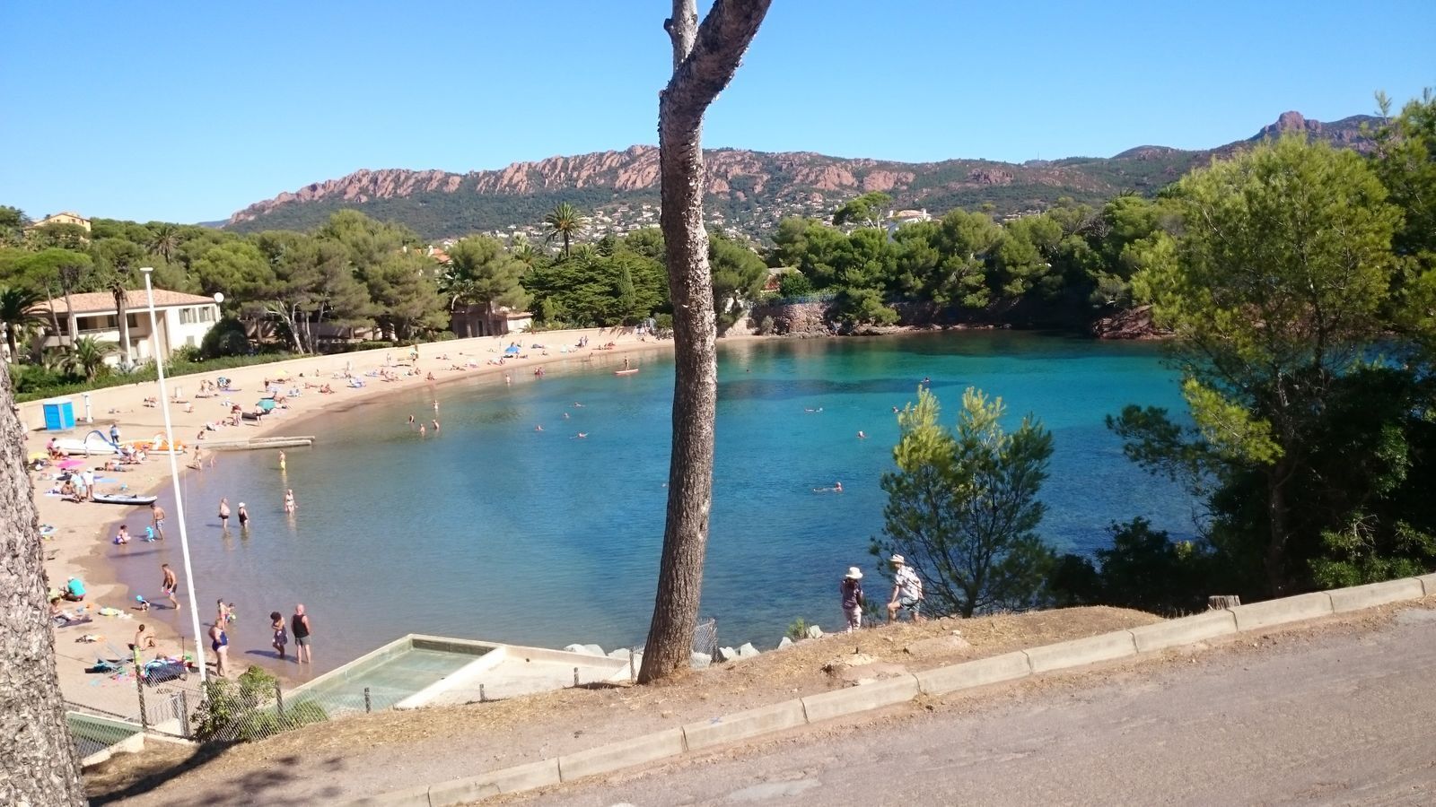 Plage à proximité, chaises longues, serviettes de plage