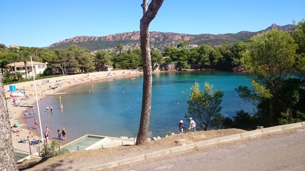 Beach nearby, sun loungers, beach towels