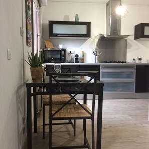 Kjøleskap, mikrobølgeovn, ovn og kokeplater