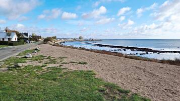 Una spiaggia nelle vicinanze, pesca