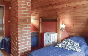 2 bedrooms, travel cot, free WiFi, bed sheets