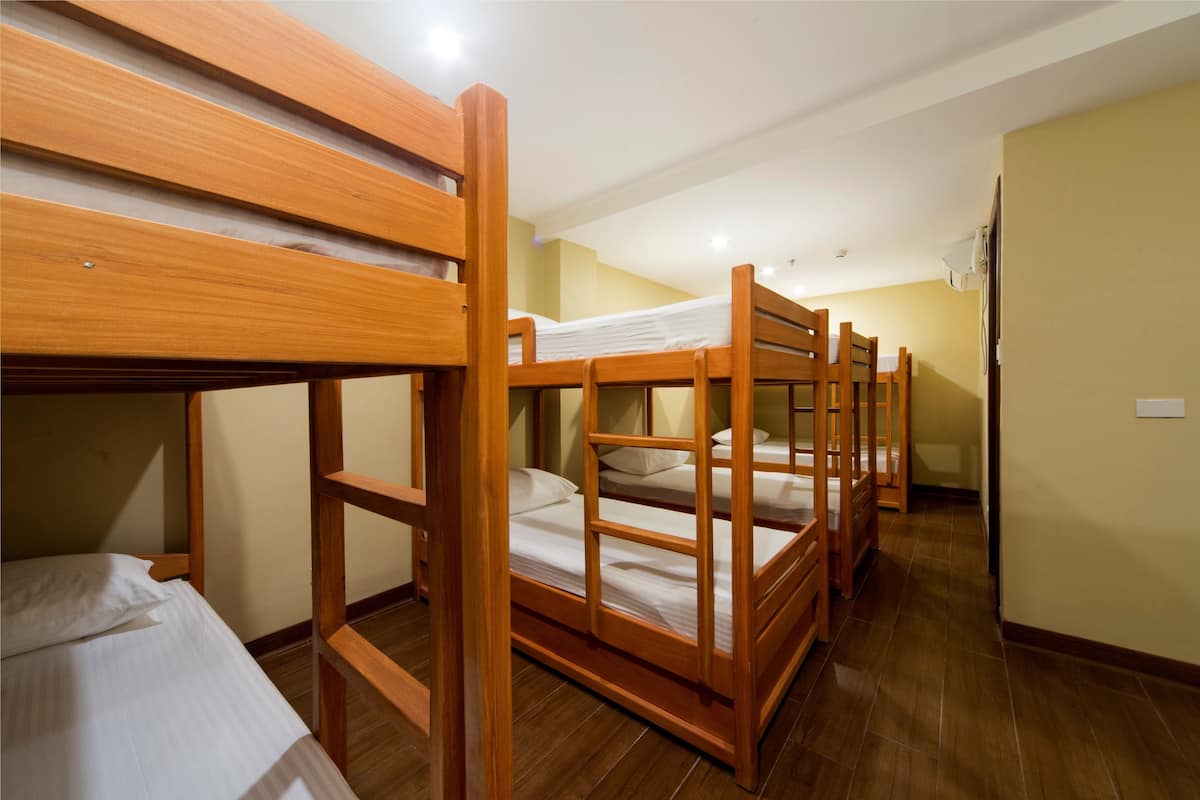 BARKADA 12 (NO VIEW) | Minibar, meja kerja, tempat tidur lipat/tambahan, dan Wi-Fi gratis
