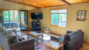 4 bedrooms, iron/ironing board, free WiFi, bed sheets