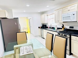 Réfrigérateur, four à micro-ondes, un four, surface de cuisson