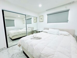 4 chambres, bureau, fer et planche à repasser, lit de bébé portatif