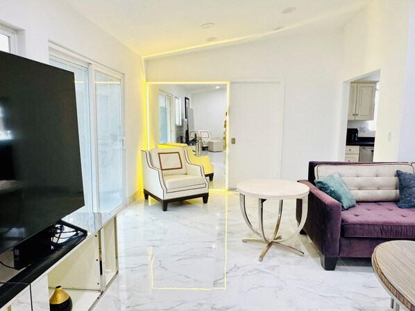 Televisión y chimenea 