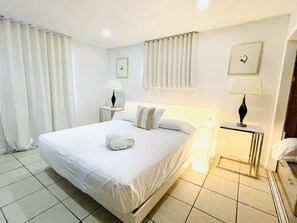 4 habitaciones, escritorio y tabla de planchar con plancha 