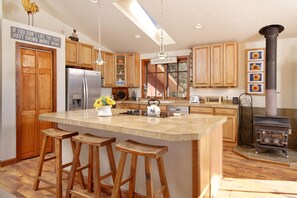 Geladeira, micro-ondas, fogão, cooktop