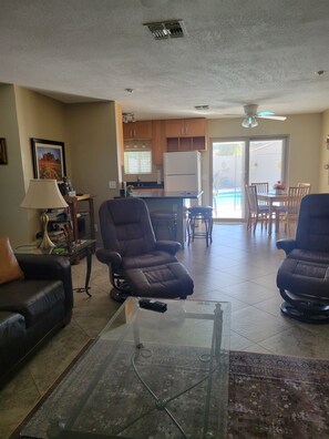 Téléviseur connecté, foyer, lecteur de DVD, livres