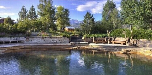 5-Star Ranch Guesthouse on 56 Beautiful Acres Beside Uncompaghre River