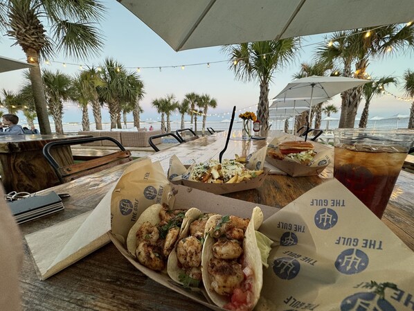 屋外ダイニングエリア