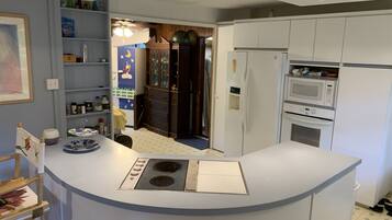 Refrigerador, microondas, horno, placa de cocina