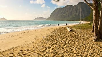 Una playa cerca, sillas reclinables de playa, toallas de playa